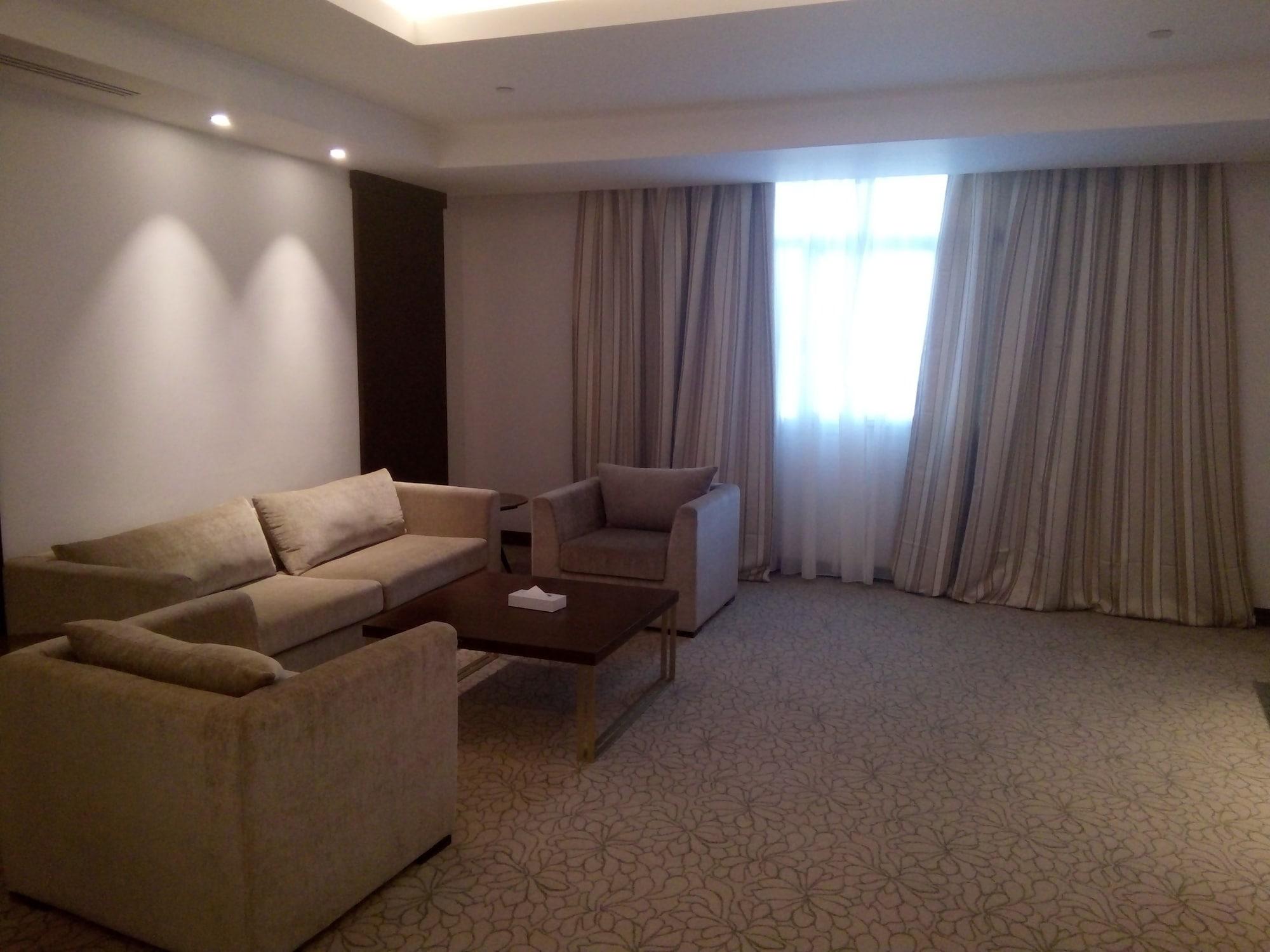Gewan Hotel Cairo New Cairo Bagian luar foto A living room in a suite at the hotel
