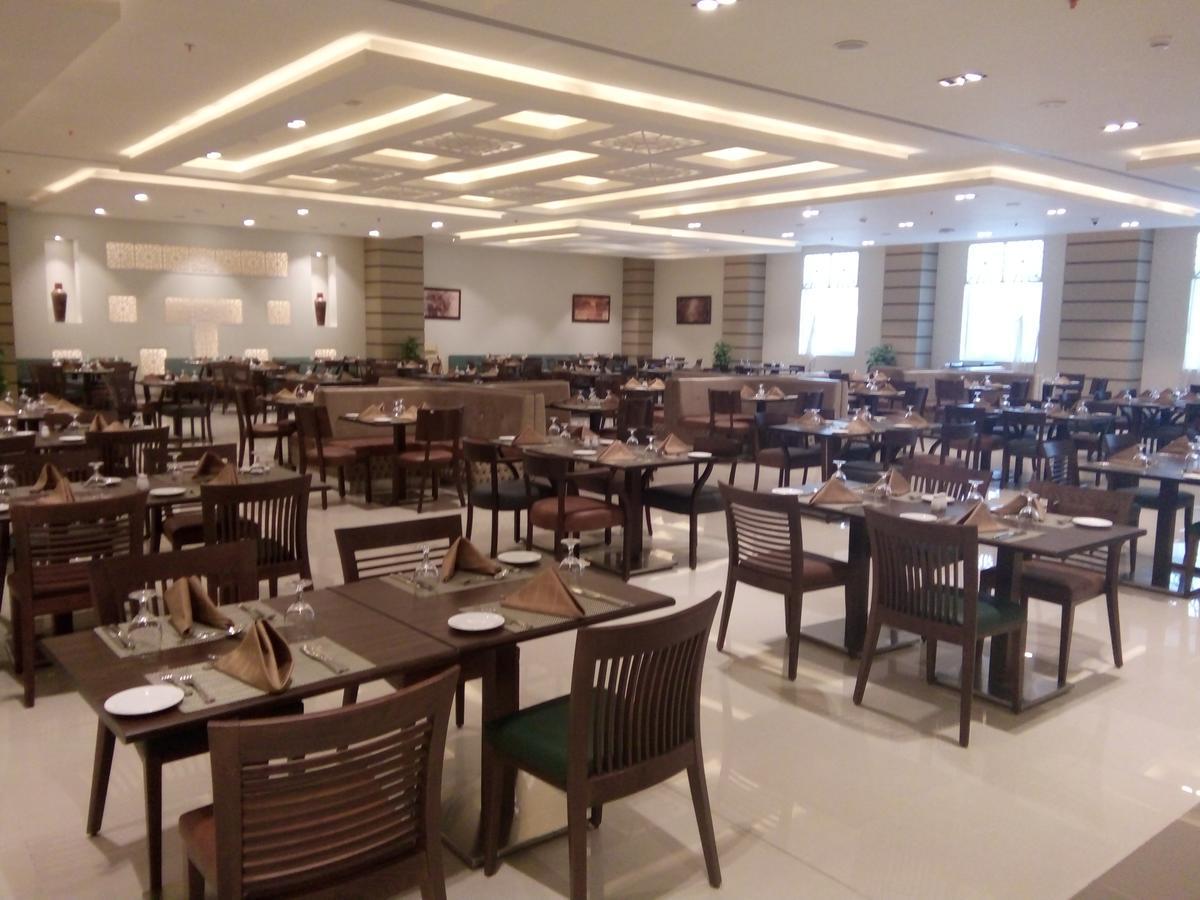 Gewan Hotel Cairo New Cairo Bagian luar foto The restaurant at the hotel