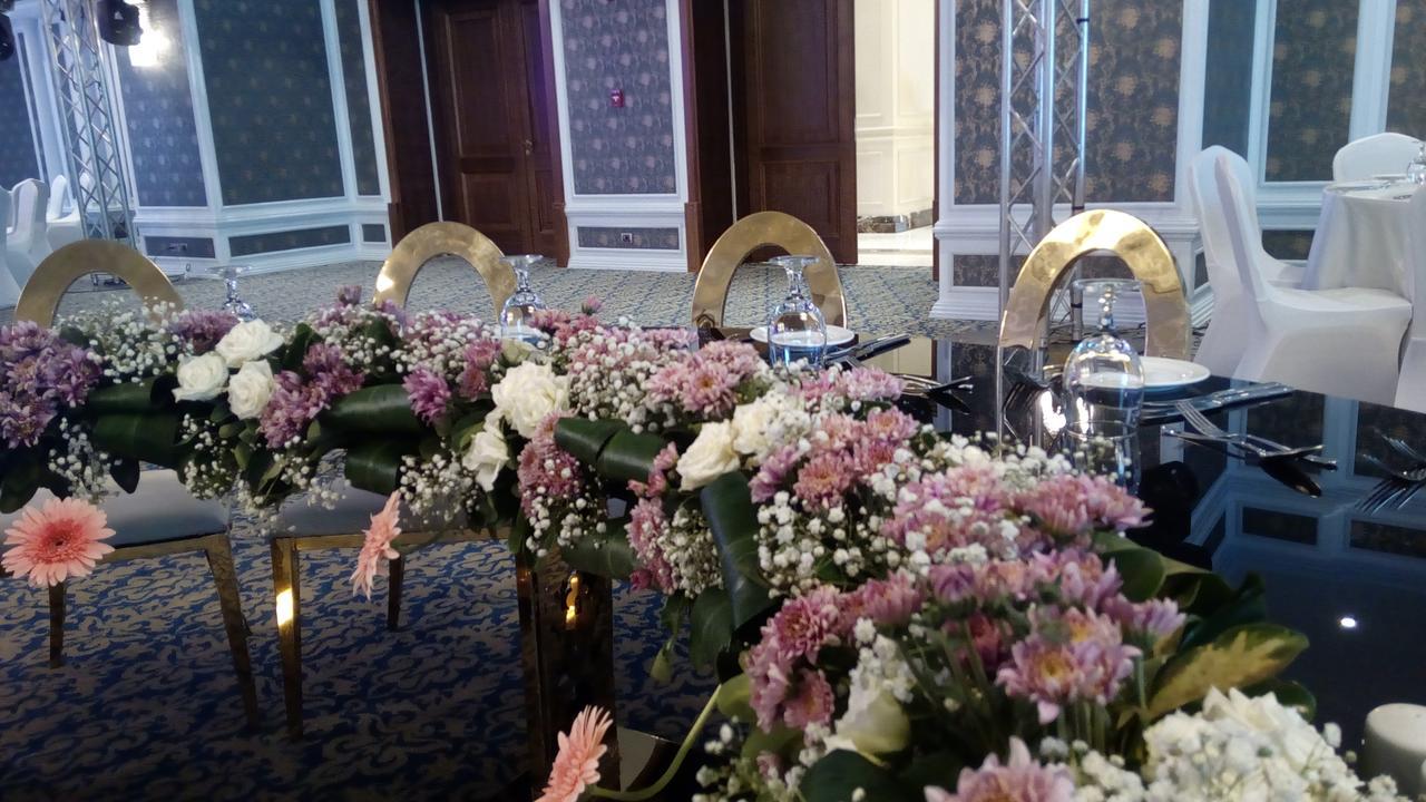 Gewan Hotel Cairo New Cairo Bagian luar foto A table decorated with flowers